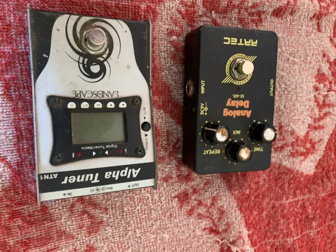 Pedal de guitarra delay. E afinador valor dos dois