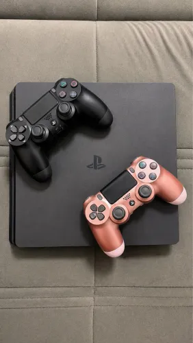 PS4 Slim 500GB + 2 Controles Originais