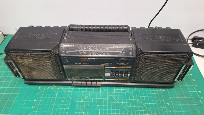 Rádio antigo Sharp 