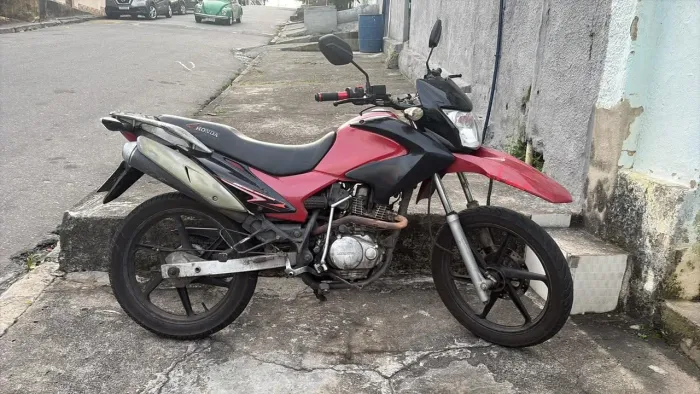 A moto tá inteira e tem documentação