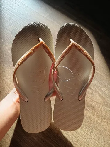 Chinelo havaianas Slim feminino na cor bege dourado claro