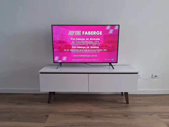 Rack para TV estilo retrô - branco com pés madeira | Excelente estado