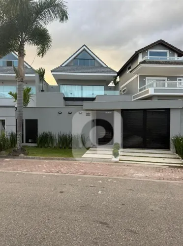 Casa à venda em Condomínio Fechado com 430m2 no Recreio dos Bandeirantes