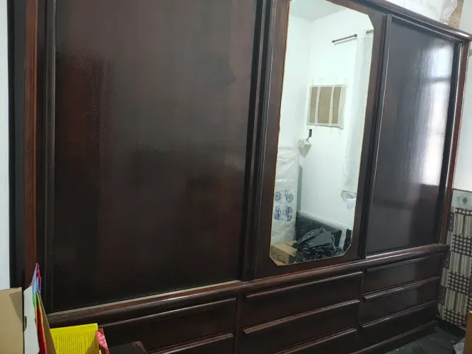 Guarda roupa em madeira Imbuia medindo 2,90x2,58 com 3 portas de correr e 9 gavetas