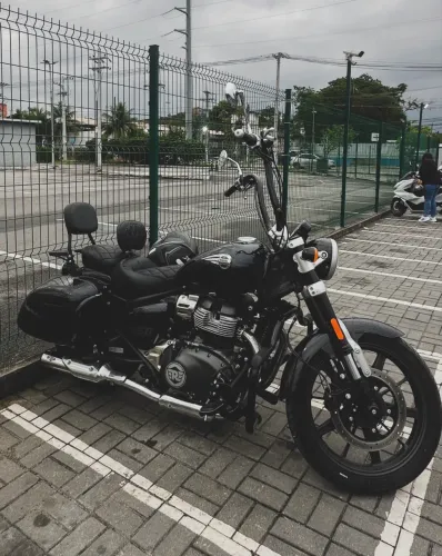 Super Meteor 650cc com muitos acessórios