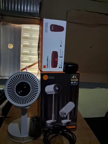 Vendo projetor Basic novo e uma caixa bluetooth e um fone de ouvido de brinde