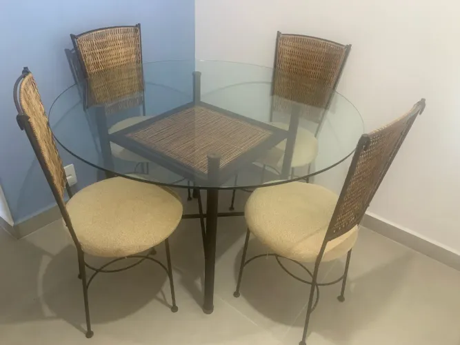 Mesa redonda com 4 cadeiras