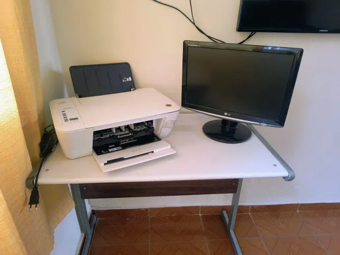Impressora HP Deskjet 2546 + monitor + mesa