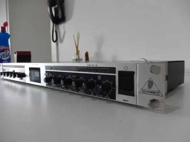 Pré Amplificador Valvulado Behringer Ultragain Pro MIC2200 Rack