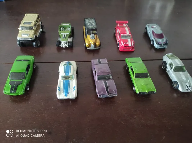 Hot Wheels (25 reais cada)
