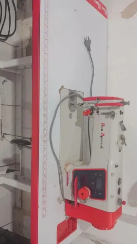 Máquina reta semi nova 