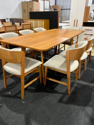Mesa de Jantar com 08 cadeiras
