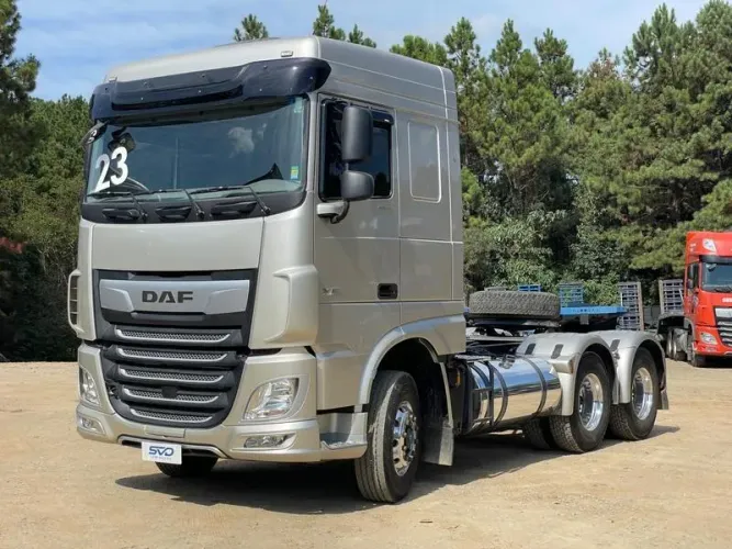 DAF XF 530 6X4 ANO 2023 TETO BAIXO - COM 374 MIL KM - PARALAMAS PERSONALIZADO