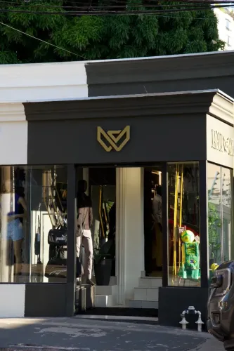 Loja de moda montada praça popular Cuiabá