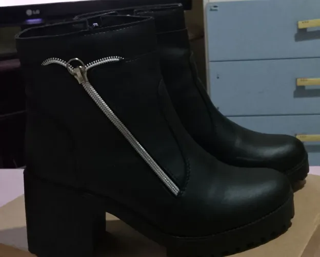 Vendo bota tamanho 37 semi nova não troco 