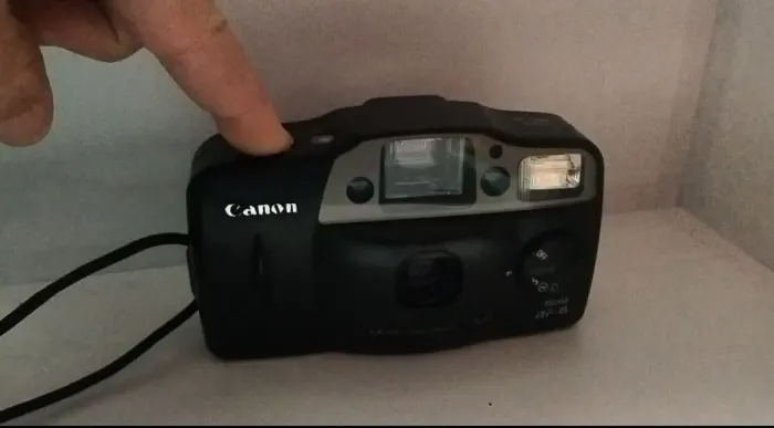 Câmera fotográfica analógica Canon Prima AF-8 de 35mm.