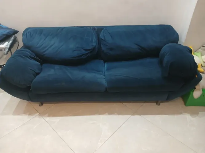 sofá azul marinho de 2 lugares