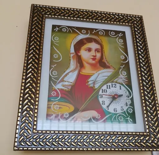QUADRO DE PAREDE DE RELÓGIO SANTA LUZIA COM MOLDURA
