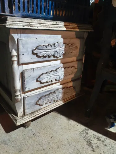 Criado mudo antigo de madeira de lei