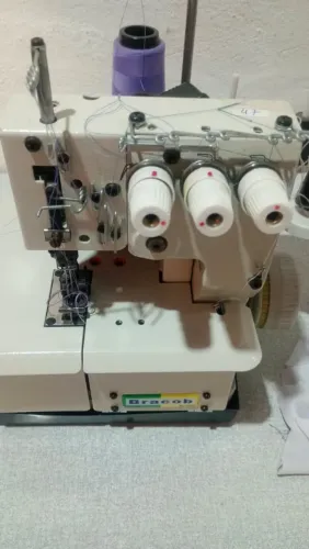 Está semi-nova um ano de uso máquina industrial de costura faz bainha e acabamento