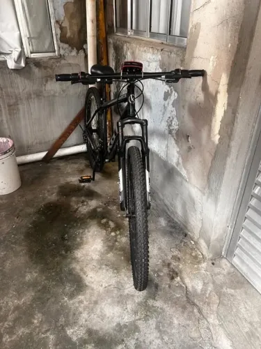 Bicicleta Aro 29 Aço Carbono KGT Freios a Disco Suspensão 21 marchas