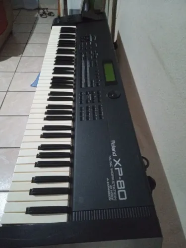 Teclado xp80 bem conservado com uma placa de expressão 