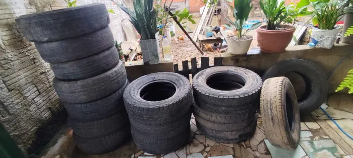 Vendo esses pneus de caminhonete