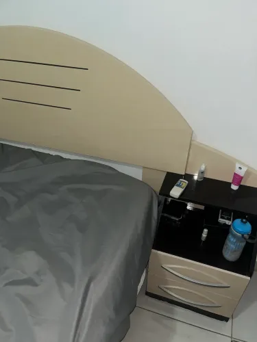 Cama com cabeceira