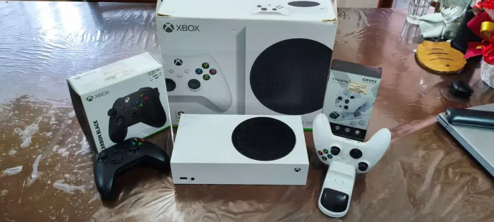 Xbox Series S Seminovo - 2 Controles + Base de Carregamento