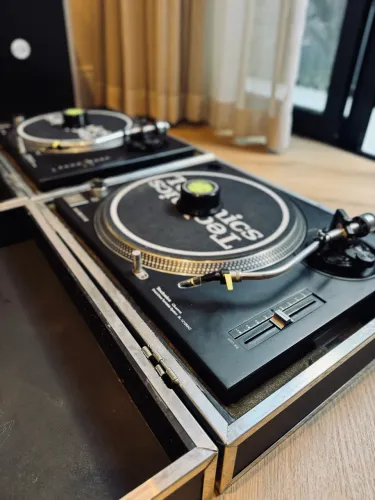 Par Toca Discos Technics Mk2 (bivolt) + Hard Cases
