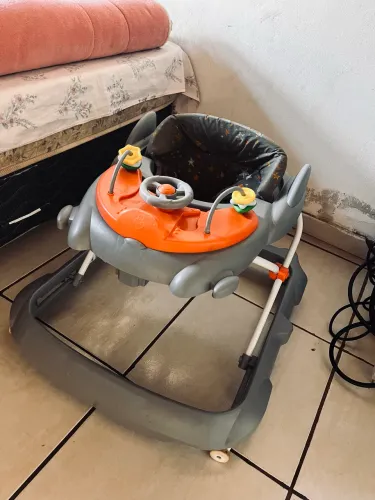 andador de bebê