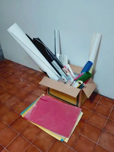 Caixa de papéis especiais em rolo + cartolinas. Vinil adesivo/Teflon/holográfica e mais!