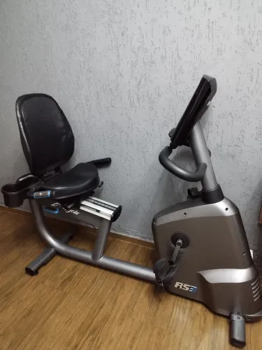 Bicicleta Ergométrica Eletromagnética Profissional LifeFitness RS3