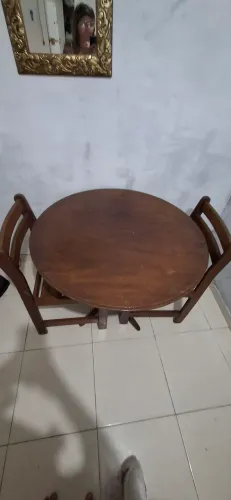 Vendo mesa de madeira 90cm redonda com 2 cadeiras 