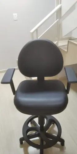 Cadeira alta para atendimento balcão ao cliente