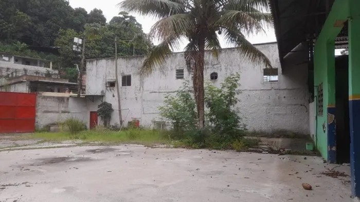 Aluga-se galpão de aprox. 3.300m² em Sta. Cruz da Serra.