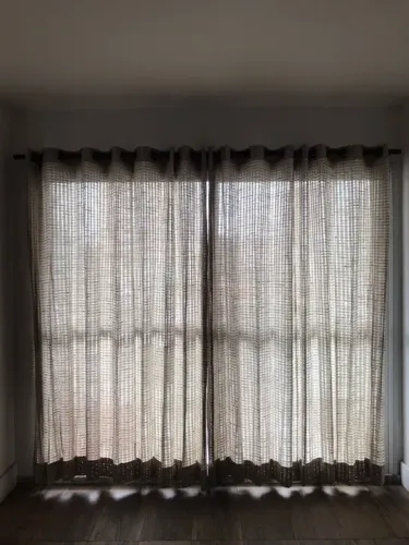 Cortina de linho rústico com varão.