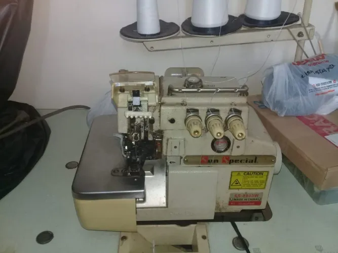 Máquina Costura Industrial Overlock Motor Direct Drive SS8803-DW Sun Special