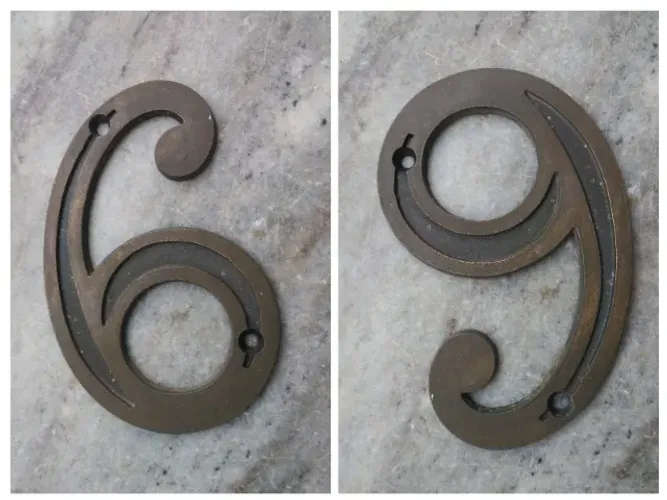 Número residencial de metal estilo colonial.