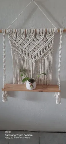 Painel com suporte em macrame