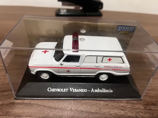 Miniatura ambulância Chevrolet Veraneio 