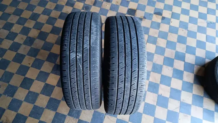2 Pneus 215/55R18 Continental 2 Pneus 225/60R18 Goodyear Meia Vida.
