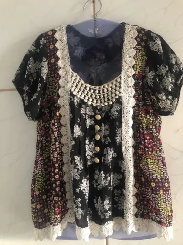 Blusa estampada com renda (P/M)