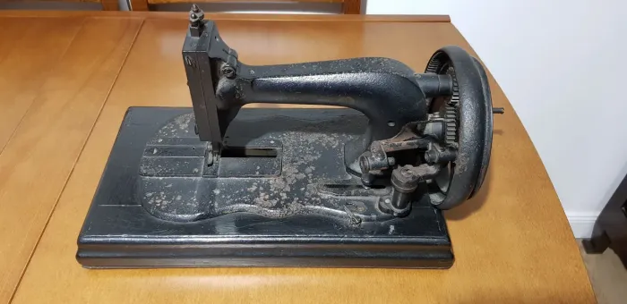 Antiguidade! Máquina de costura antiga para decoração