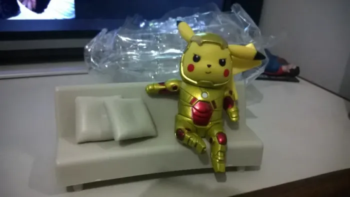 Boneco Pokemon Pikachu cosplay homem de ferro marvel