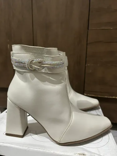 Bota Branca Usada