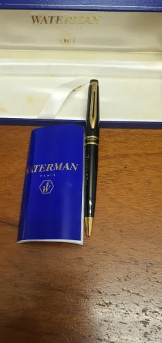 Caneta esferográfica Waterman.