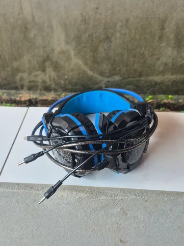 Headset gamer com fio preto/azul, confortável e resistente