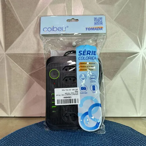 Tomada Elétrica com cabo de extensão e portas USB e Tipo C