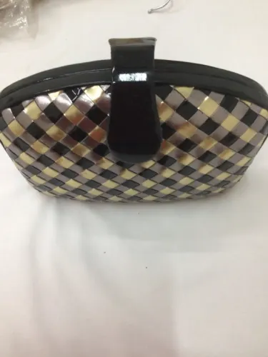 Bolsa de mão com design trançado